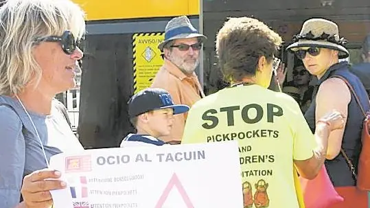 Una manifestazione contro i borseggi davanti alla stazione di Santa Lucia