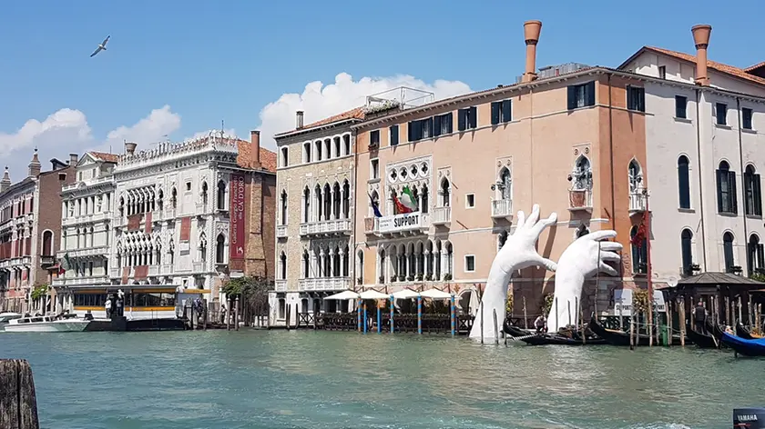 Le grandi mani che escono dal Canal Grande, di Lorenzo Quinn