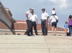 Caiaffa Venezia 27.08.2011.-Portabagagli abusivi sul ponte di Calatrava. Presidio della polizia municipale.- Interpress Caiaffa Venezia 27.08.2011.-Portabagagli abusivi sul ponte di Calatrava. - Interpress