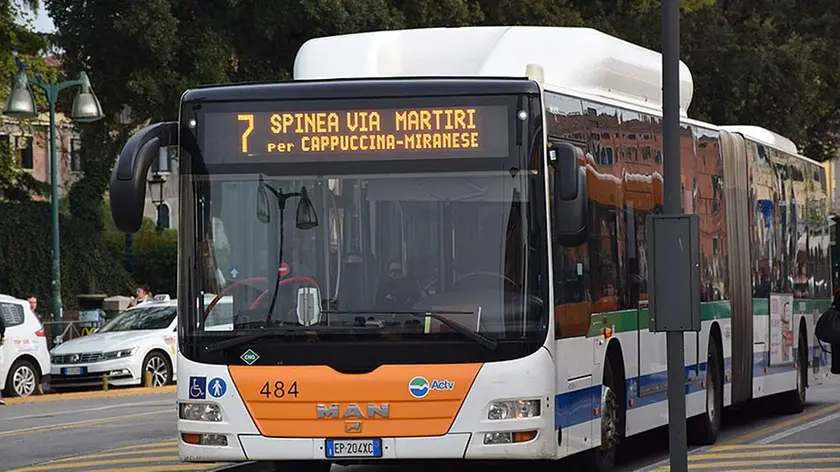 Un bus di linea durante una corsa
