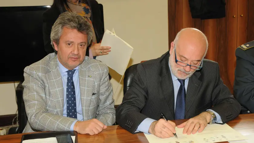 Interpress/Mazzega Mion Venezia, 25.02.2015.- Prefettura di Venezia, firma protocollo d'intesa per la prevenzione ed il contrasto del gioco illegale.- nella foto da sx il Questore Angeli Sanna ed il Pref, Cuttaia