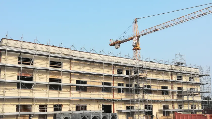 Il cantiere, ora bloccato, per la ristrutturazione della ex Cantina sociale, destinata a trasformarsi nel progetto della Cantina dei Talenti