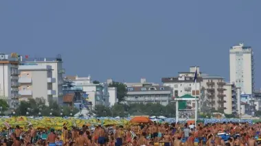La spiaggia di Jesolo gremita di bagnanti