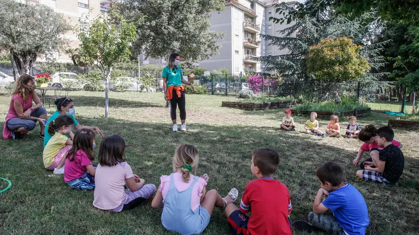 Alcuni bambini partecipano al centro estivo organizzato in un parco dalla scuola per l'infanzia ''In Crescendo'', Roma 15 giugno 2020. ANSA/FABIO FRUSTACI