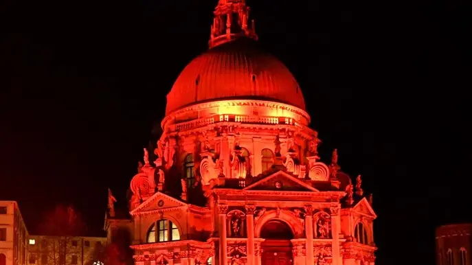 Interpress\M.Tagliapietra Venezia 20.11.2018.- Chiesa della Salute illuminata di rosso.