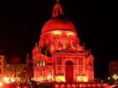 Interpress\M.Tagliapietra Venezia 20.11.2018.- Chiesa della Salute illuminata di rosso.