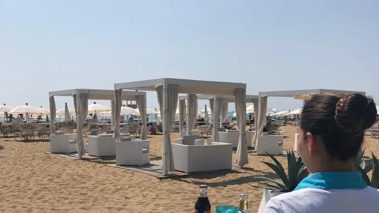 Cameriera al lavoro in spiaggia a Jesolo