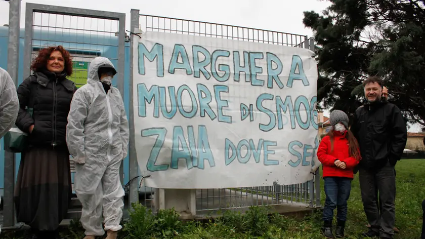 Manifestazione di protesta alla centralina dell'Arpav in via Beccaria, Marghera.