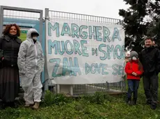 Manifestazione di protesta alla centralina dell'Arpav in via Beccaria, Marghera.