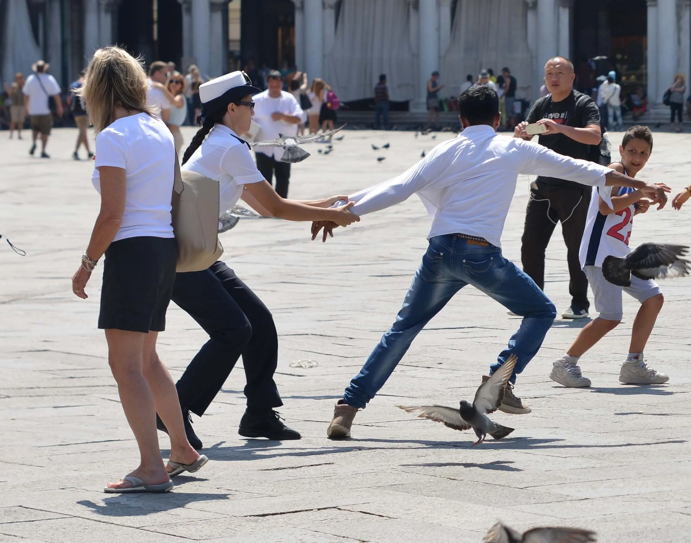 Abusivi reagiscono ai vigili in piazza San Marco