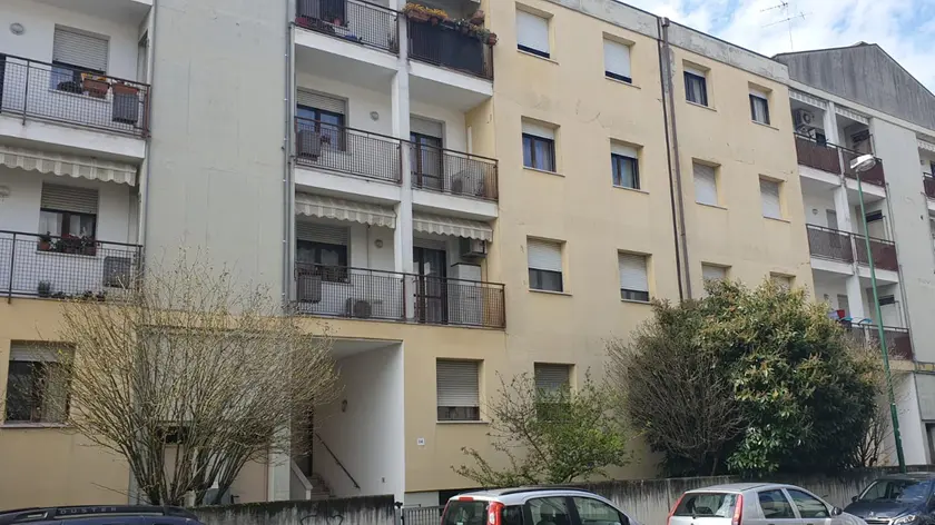 La palazzina dove si trova l'appartamento in cui è stato rinvenuto il cadavere (foto Zaffaina/Porcile)