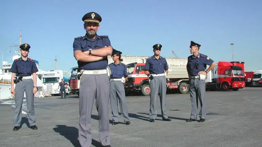 Venezia: ple. Roma, controlli sulla nave greca Aretousa. Mion 29-07-00 Light Image.