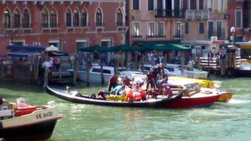 Interpress/Mazzega Vitucci Venezia, 17.08.2013.- Incidente mortale in Canal Grande, Vaporino della linea 1 sperona una gondola con quattro turisti tedeschi.- Nella foto i soccorsi