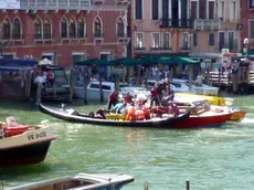 Interpress/Mazzega Vitucci Venezia, 17.08.2013.- Incidente mortale in Canal Grande, Vaporino della linea 1 sperona una gondola con quattro turisti tedeschi.- Nella foto i soccorsi