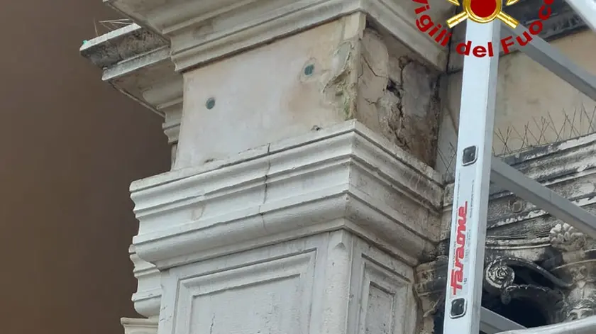 Il punto da cui si è staccata la lastra di marmo