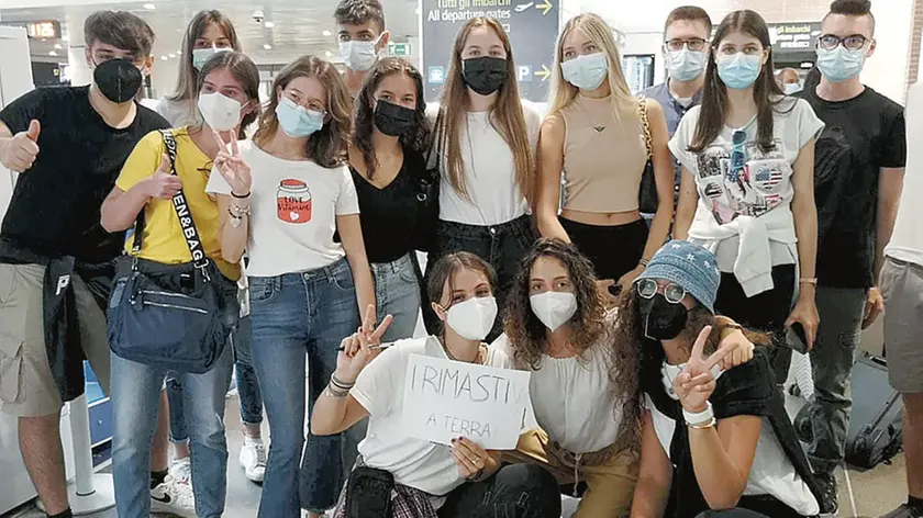 I 16 ragazzi rimasti a terra a causa del disguido sull’esito dei tamponi
