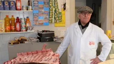 A sinistra Vanni Reghelini, il macellaio di Campo Stringari. Al centro Davide Livieri dell’associazione Approdo 19, pormotore di una petizione tra i residenti. A destra Angelo Zennaro il fruttivendolo di Calle Passerella
