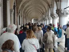 INTERPRESS/GF.TAGLIAPIETRA. TURISMO DI PASQUETTA SOTTO LA PIOGGIA TURISTI SI RIPARANO SOTTO IL PALAZZO DUCALE
