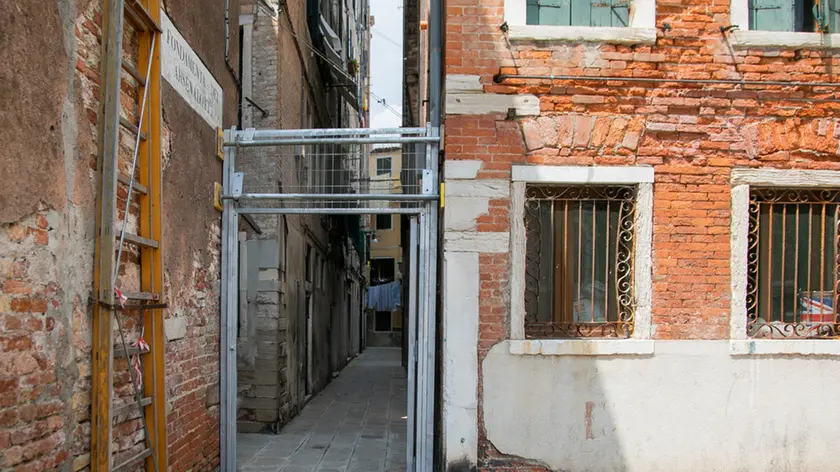 Venezia,4.7.2021. Arsenale. Fondamenta degli Arsenalotti. Ordinanze restrittive in vista del G20 a Venezia. Nella foto: cancellate atte a chiudere l'ingresso e l'uscita da alcune calli.