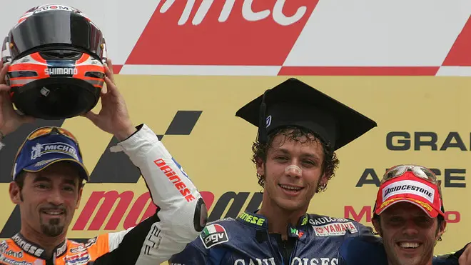 20050605 - MUGELLO - SPR- MOTO: GP ITALIA; ROSSI DOMINA AL MUGELLO. Valentino Rossi ha vinto il Gp del Mugello (C) al secondo posto Max Biaggi (S) e al terzo Loris Capirossi . CARLO FERRARO ANSA-CD