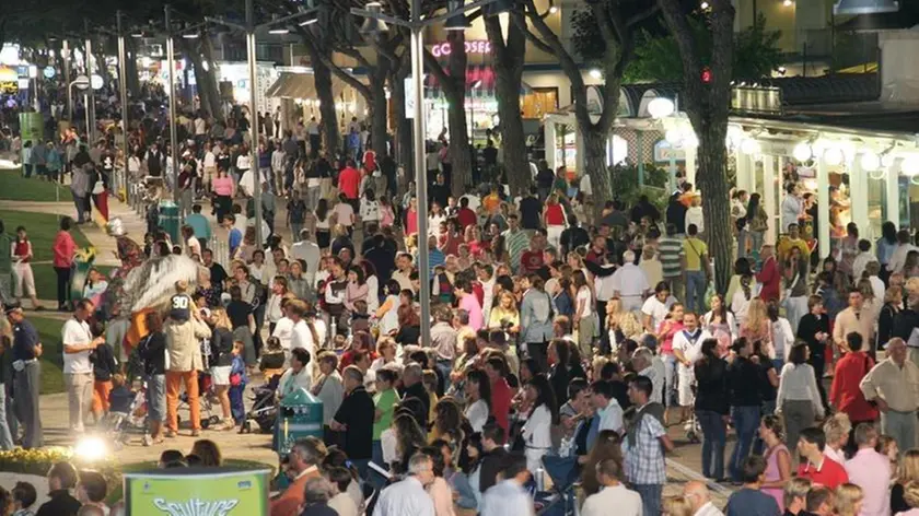 piazzetta casa bianca - - Via Bafile piena di gente venerdi' dopo mezzanotte nel cuore della prima notte bianca a Jesolo C'erano anche molte famiglie con bambini e carozzine al seguito (fotoservizio Gavagnin)