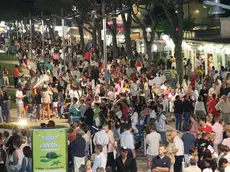 piazzetta casa bianca - - Via Bafile piena di gente venerdi' dopo mezzanotte nel cuore della prima notte bianca a Jesolo C'erano anche molte famiglie con bambini e carozzine al seguito (fotoservizio Gavagnin)