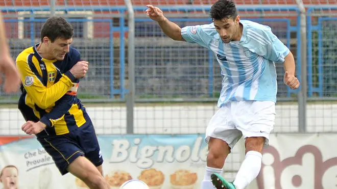 (CRUCCU) SAN DONA' DI PIAVE 13/03/2013 MATTEO BOEM SANDONAJESOLO (MAGLIA BIANCO-CELESTE) VS BELLUNO L'AZIONE DEL GOL DEL N¡4 CASAGRANDE (SANDONAJESOLO)