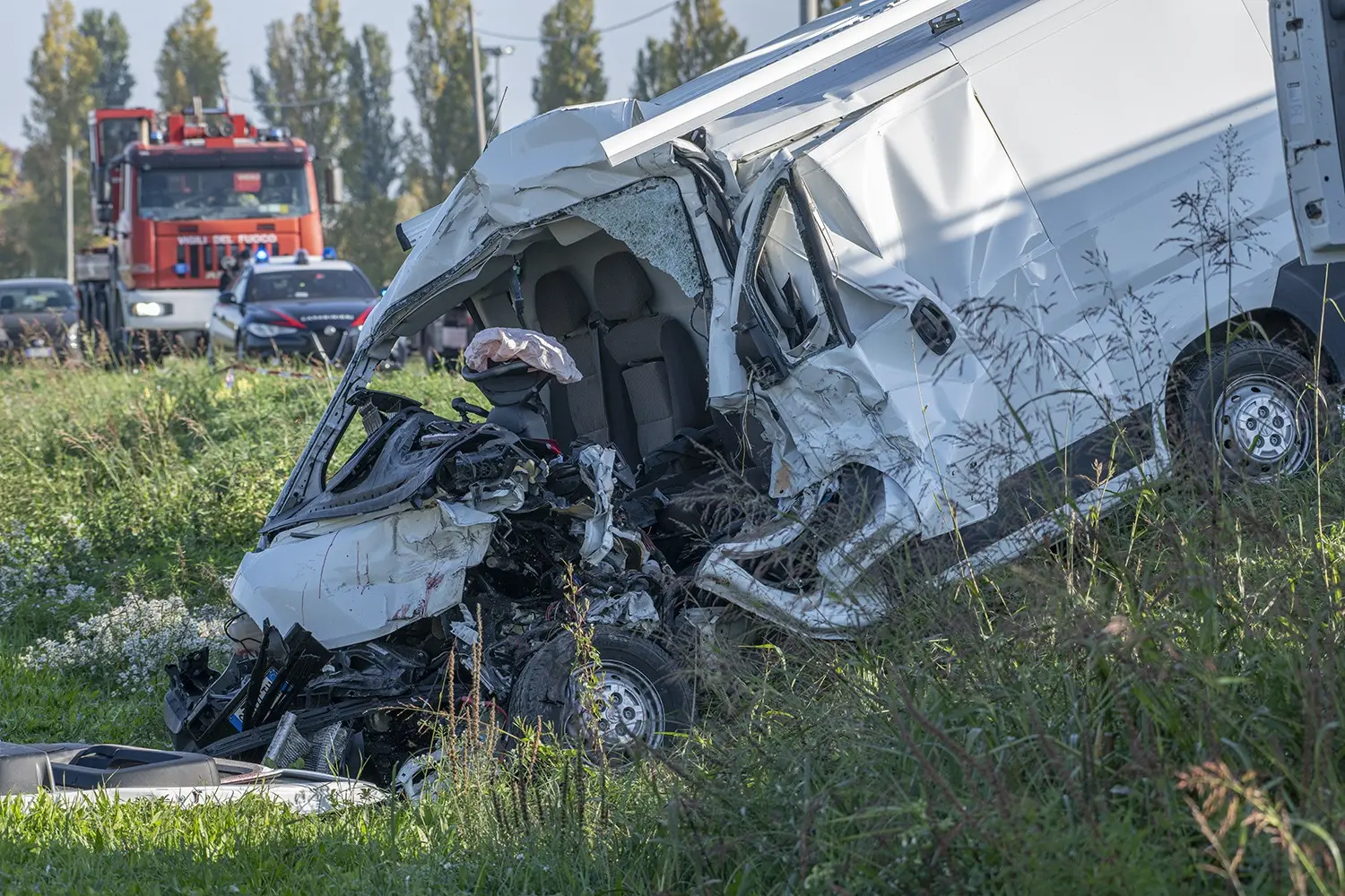 Le tragiche foto dell'incidente in località Staffolo dove una betoniera ha prima centrato un ragazzino di 12 anni in bici e poi si è schiantata contro un furgone, uccidendo le due persone che vi erano a bordo