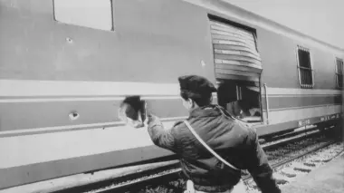 Nelle foto in bianco e nero del 1990 il vagone postale dopo l’assalto della banda Maniero Nel riquadro Cristina Pavesi