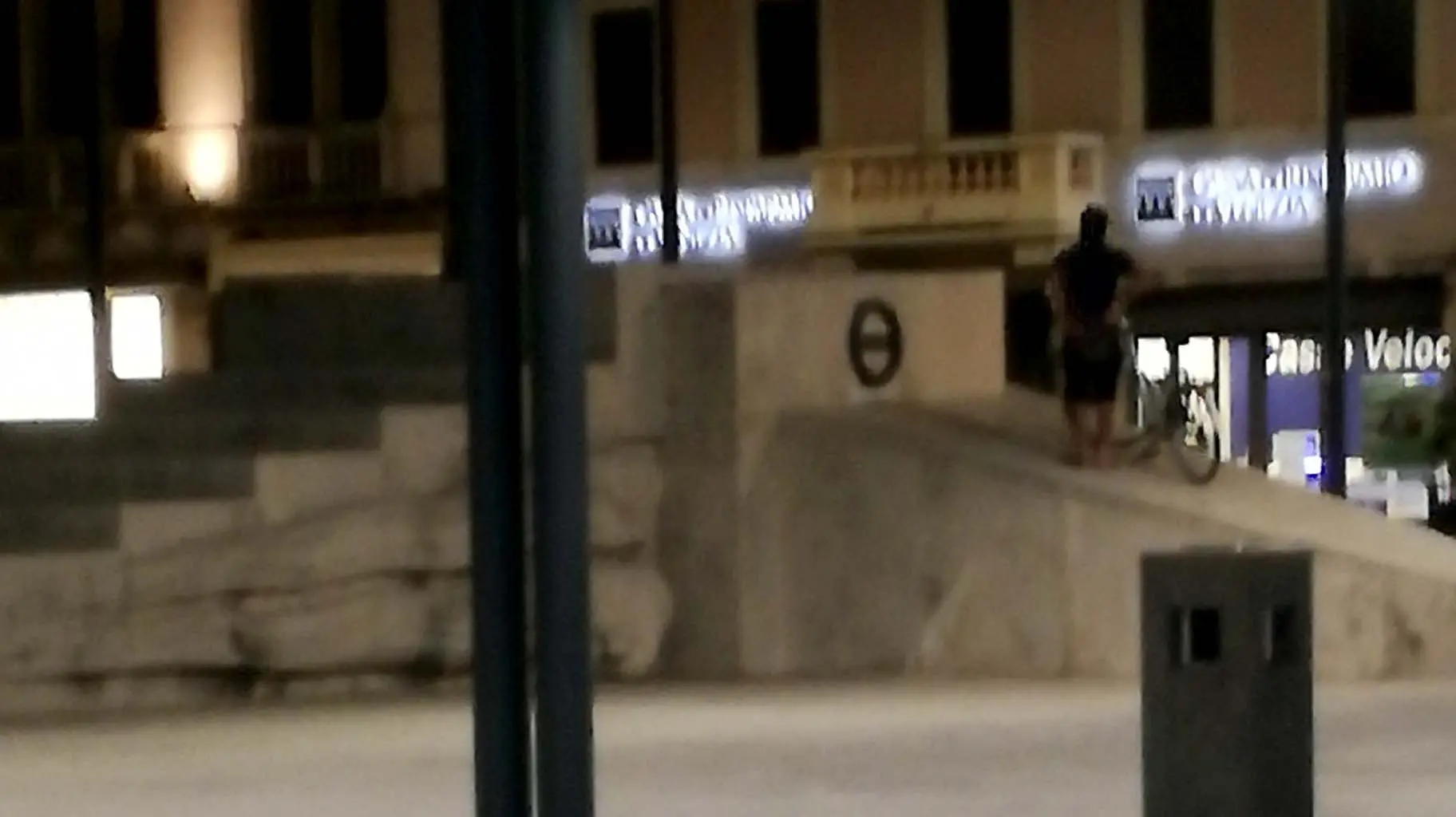 Il ragazzo in bici sopra al monumento (Foto Dino Tommasella)