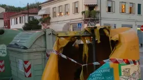 A sinistra la campana incendiata venerdì sera in via Ciardi a Marghera. Sopra il capo delle volanti, Luigi Petrillo, Susanna Simone e gli uomini che hanno individuato e fermato il piromane A destra Giovanni Sgobbo, 49 anni originario della Puglia, ma residente da una decina d’anni a Marghera. Ha ammesso i roghi di venerdì sera ed è fortemente sospettato anche dei precedenti