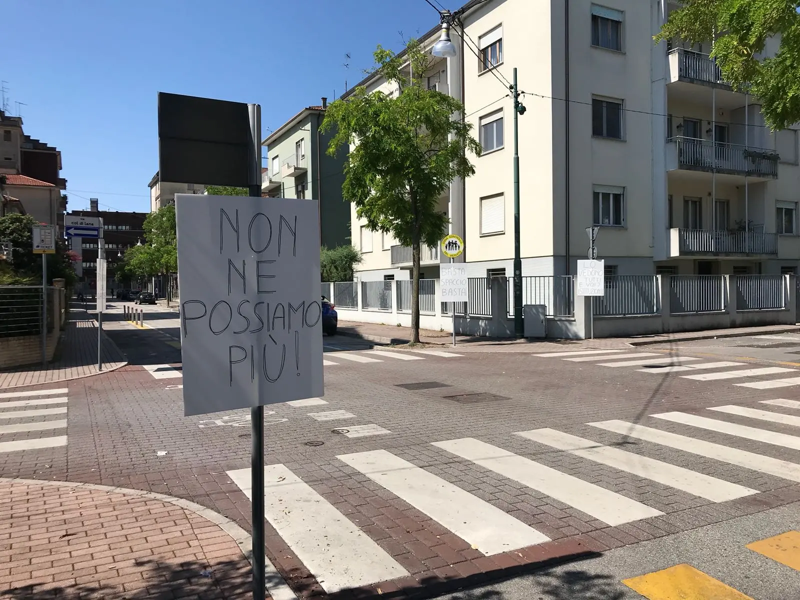 I cartelli apparsi in via Monte San Michele, in zona stazione (foto Giulia Candussi)