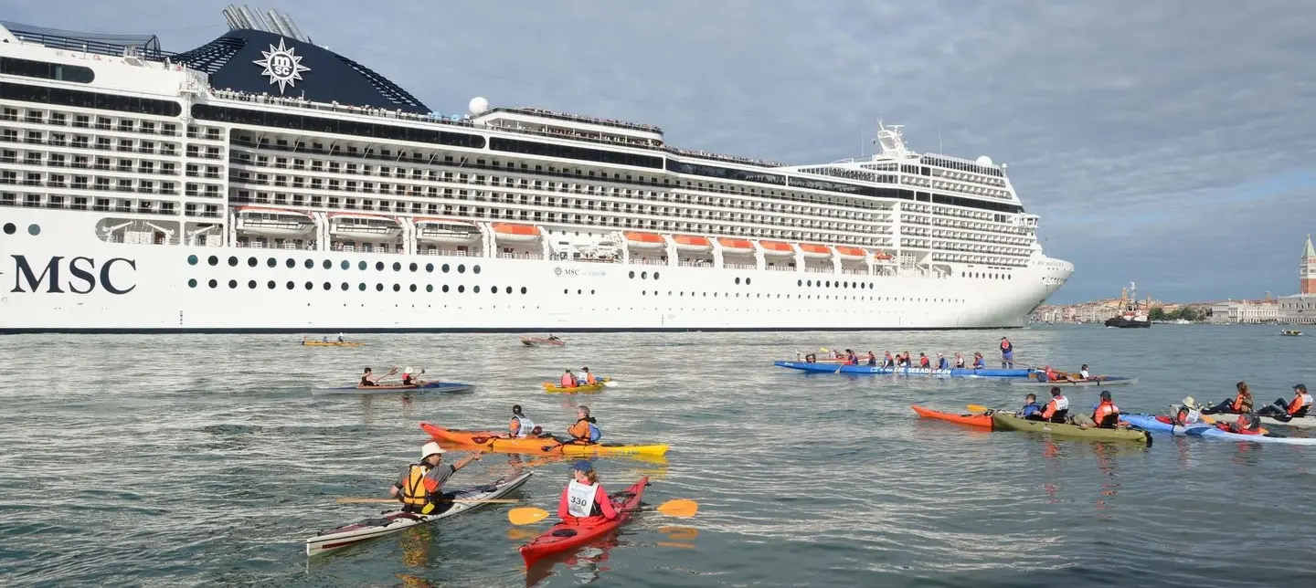 Interpress/GF Tagliapietra. 24.05.2015.- Partenza della 41^ Vogalonga in bacino San Marco.Ingresso grandi navi