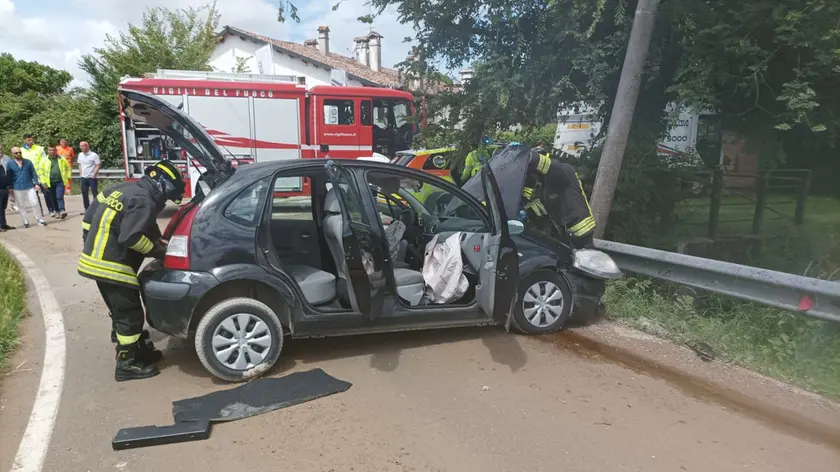 I vigili del fuoco di Mestre impegnati nel soccorso della donna ferita