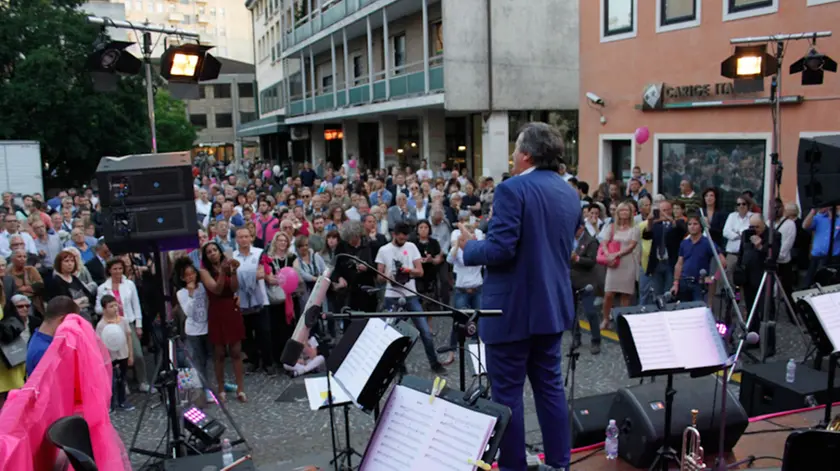 Generazione fucsia: Orchestra Ritmico Sinfonica Italiana in Calle del Sale Mestre con il candidato sindaco Luigi Brugnaro