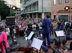 Generazione fucsia: Orchestra Ritmico Sinfonica Italiana in Calle del Sale Mestre con il candidato sindaco Luigi Brugnaro