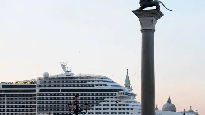 Interpress/Mazzega De Polo Venezia, 07.04.2013.- Ore 6,30 passaggio della nave "Fantasia" MSC Crocere in Bacino San Marco.-