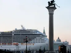 Interpress/Mazzega De Polo Venezia, 07.04.2013.- Ore 6,30 passaggio della nave "Fantasia" MSC Crocere in Bacino San Marco.-