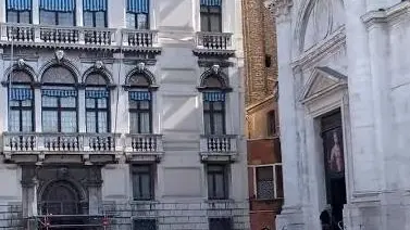 Le persone in coda per visitare palazzo Labia
