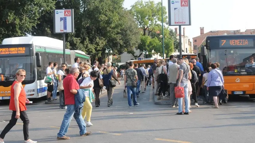 Interpress/Mazzega Baschierii Venezia, 27.09.2013.- Piazzale Roma, controllori OLACHEK in borghese alle fermate dei bus per la terraferma lineee ACTV-