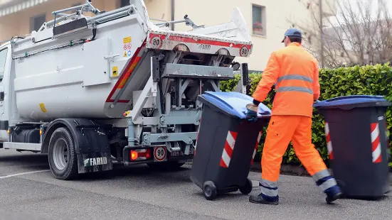 Un mezzo per la raccolta dei rifiuti: ferie a rischio per il personale