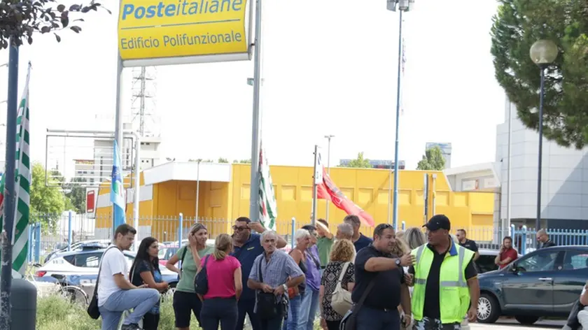 Foto Agenzia Candussi/ Bascheri/ Mestre, via Torino/ Presidio dei lavoratori delle Poste davanti alla sede di via Torino