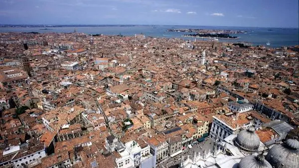 Demanio: Veduta dall'alto verso le isole di San Michele e di Murano. In basso a destra le cupole della Basilica di San Marco. ©ÊAndrea MEROLA