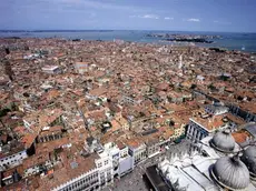 Demanio: Veduta dall'alto verso le isole di San Michele e di Murano. In basso a destra le cupole della Basilica di San Marco. ©ÊAndrea MEROLA