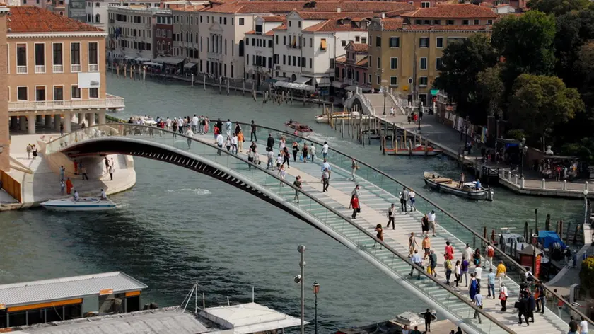 AGOSTINI INTERPRESS VENEZIA 12.09.1008.- APERTO AL PUBBLICO IL PONTE DELLA COSTITUZIONE.