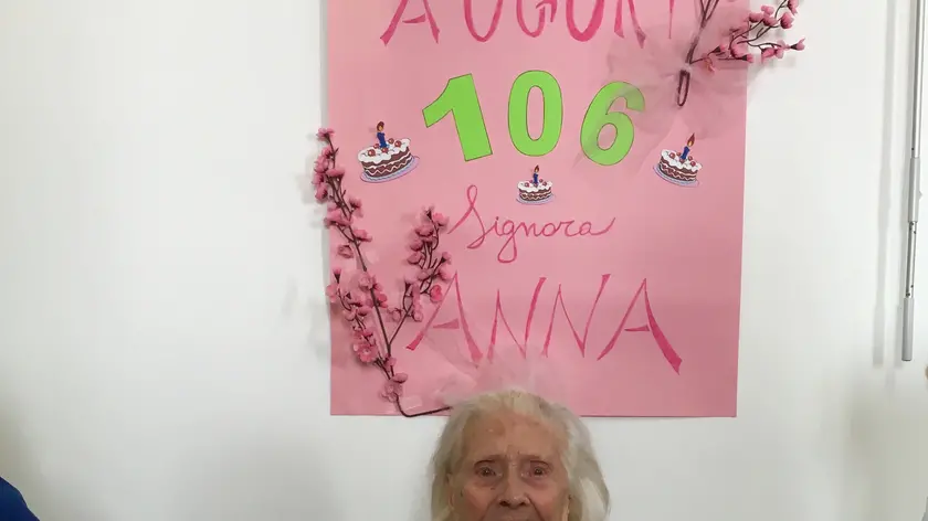 Anna Angeloni con la torta del 106esimo compleanno