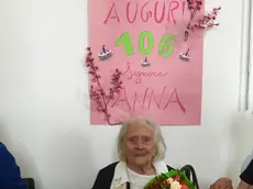 Anna Angeloni con la torta del 106esimo compleanno