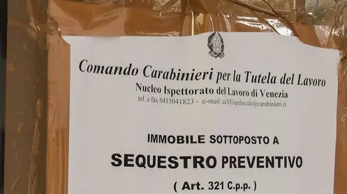 GIORNALISTA: Morsego AGENZIA FOTO: Candussi LUOGO: Mestre, via Mestrina DESCRIZIONE: sequestro preventivo del negozio di parrucchieri "Acconciatore Andrea" in via Mestrina