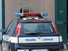 SAN DONA' DI P. - FAGAVANIN - COLUCCI - LA MACCHINA DELLA POLIZIA LOCALE ALL'ESTERNO DELLA SEDE "ASS. ARRAHMA" DURANTE IL SOPRALLUOGO CON IL SINDACO.