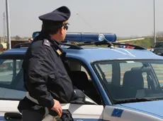 PISA 20070406 20070406 - PISA - CLJ - PASQUA: INTENSIFICATI I CONTROLLI DELLA POLIZIA STRADALE SULLE STRADE DELL' ESODO. Una pattuglia della Polizia Stradale durante i controlli oggi sulla strada di grande comunicazione Firenze- Pisa-Livorno in direzione mare. ..ANSA/FRANCO SILVI/DRN (FRANCO SILVI/ANSA)